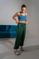 Top deportivo color azul, de doble tela, con escote redondo y tirantes finos.