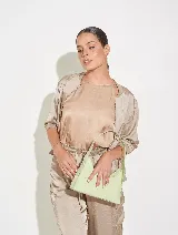 Cartera de fiesta blanca con efecto charol, asa corta y cierre superior.