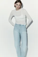 Jean de denim celeste de tiro alto con piernas amplias, bolsillos delanteros de parche y raya marcada al frente y en la espalda.