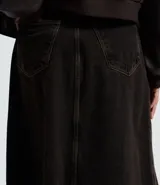 Pollera midi de jean con cintura mediana, bolsillos funcionales y costura central delantera. Presenta un acabado en tono oscuro y ruedo amplio.