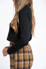 Polera de manga larga color marrón jaspeado, con cuello alto y corte ajustado al cuerpo.