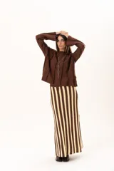 Pollera larga tejida a rayas verticales color chocolate y crema, con pretina elástica y tajos laterales.