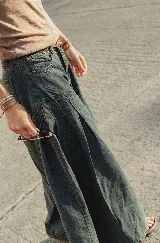 Jean de corte ancho y holgado con diseño de tablas laterales, confeccionado en denim azul. Presenta un estilo vintage con tiro medio.