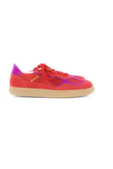 Championes de estilo retro en color rojo con detalles en fucsia, confeccionados en cuero vacuno y gamuza. Presentan cordones al tono y suela plana de goma color caramelo.