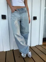 Pantalón jean celeste de corte ancho, estilo balloon.