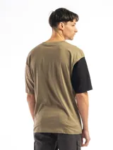 Remera de corte amplio, color beige con manga corta negra en contraste.