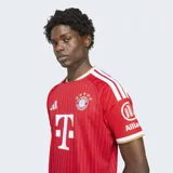 Camiseta de fútbol Adidas del FC Bayern, modelo local, color rojo con rayas verticales sutiles, detalles en blanco y dorado en el cuello y las mangas, y el logo del patrocinador en el pecho.