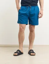 Short de baño verde agua.