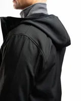 Campera negra con capucha y cierre frontal, de corte clásico y bolsillos laterales con cierre.