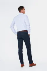 Pantalón gris de gabardina, corte clásico, con bolsillos laterales y traseros.