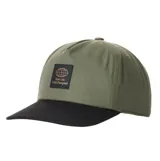 Gorra Katin de cinco paneles con corona media de color verde militar y visera plana negra. Cuenta con un parche rectangular negro en el frente con diseño gráfico y texto.