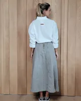 Pollera larga de denim color celeste claro, con corte en A y talle alto con elástico en la cintura.