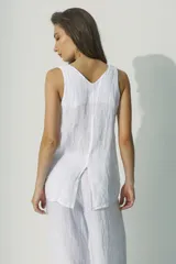 Blusa blanca sin mangas con escote en V y abertura frontal.