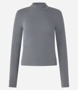 Blusa negra de rib de viscosa sostenible, con cuello alto y mangas largas.