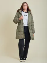 Pantalón de jean azul oscuro, de corte recto y tiro alto.