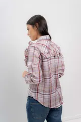 Camisa a cuadros color lila, beige y rojo, con cuello clásico, mangas 3/4 y volados en el frente.