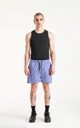 Short de baño color lavanda, de calce regular, con cintura elástica y cordón ajustable. Posee cuatro bolsillos, incluyendo bolsillos cargo con tapa en los laterales.