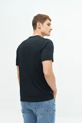 Remera negra de manga corta con ajuste regular y logo estampado en el pecho.