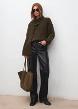 Bolso tipo tote en color verde militar, confeccionado en 100% piel bovina con acabado de gamuza. Cuenta con dos asas superiores delgadas y detalles metálicos de zinc.