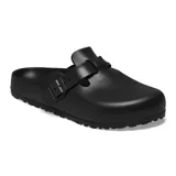 Zueco Birkenstock modelo Boston, confeccionado en material EVA ligero y resistente al agua. Presenta diseño cerrado en la parte delantera, correa ajustable con hebilla lateral y plantilla anatómica.