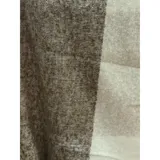 Bufanda rectangular de tejido grueso con diseño de cuadros en tonos azul, naranja, gris y beige, terminada con flecos en los extremos.