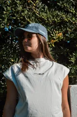 Musculosa reversible color gris de algodón interlock, con hombreras marcadas y diseño sin mangas. Cuenta con estampado tipográfico en la espalda con la marca "Dual" y el texto "Dicotomia Sincronizada".