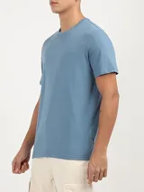 Remera de algodón de manga corta y cuello redondo, con diseño básico y minimalista. Presenta un pequeño logo de la marca bordado en el pecho.