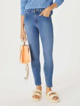 Pantalón de jean ajustado (skinny) de tiro medio, color azul claro con efecto lavado.