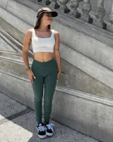 Calza larga chupín de tiro alto, color verde jaspeado (mélange). Confeccionada en algodón y lycra opaca, presenta una faja doble tela sin elástico superior para mayor sujeción y comodidad.