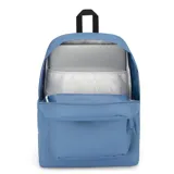 Mochila Jansport Superbreak Plus color celeste con logo de la marca en el frente y bolsillo frontal con cierre.