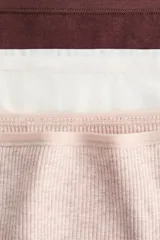 Pack de tres vedetinas de algodón con cintura estándar y cobertura media. Incluye una vedetina color bordó, una blanca y una beige acanalada.