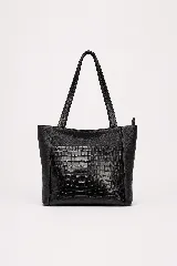 Cartera tipo tote de cuero vacuno marrón, con doble asa larga de hombro y cierre superior. Presenta un bolsillo frontal externo con textura símil cocodrilo y detalles de costuras visibles.