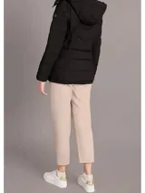 Campera puffer acolchada Calvin Klein de color negro, con diseño de silueta corta, capucha integrada, cierre frontal de cremallera metálica y bolsillos laterales.