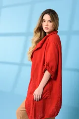 Campera larga roja de lino con cuello solapa, mangas 3/4 con botón y bolsillos laterales.