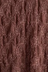 Top de encaje color marrón rosado, con escote en V pronunciado y mangas largas.