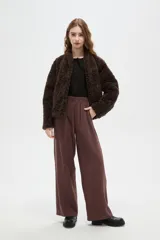 Tapado de textura tipo corderito en color marrón, con cuello solapa y cierre frontal de botones.