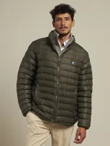 Campera puffer color verde militar con cierre frontal y bolsillos laterales con cierre.