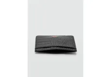 Porta documentos negro efecto cocodrilo con acabado brillante, de diseño rectangular y compacto, ideal para tarjetas.