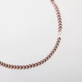 Gargantilla choker color oro rosa con diseño de espiga labrada.
