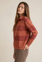 Sweater tipo polo de algodón peinado con diseño de rayas horizontales en tonos rojizos y terracota, cuello camisero y mangas largas con puños.