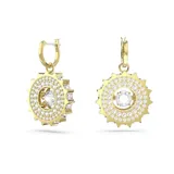 Par de caravanas doradas con forma de engranaje, con pavé de circonitas blancas y una circonita central de talla redonda.