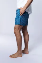 Short de baño azul con estampado geométrico en blanco.