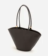 Cartera shopper de diseño estructurado en forma de trapecio invertido, color marrón oscuro, con asas de hombro y detalles metálicos dorados.