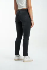 Pantalón de jean negro de tiro alto, corte ajustado y largo al tobillo.