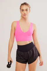 Short negro deportivo de cintura alta y ancha de punto, confeccionado en tejido resistente y repelente al agua, con calzón interior incorporado.