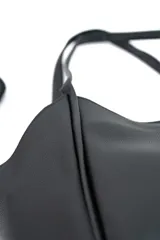 Bolso tipo tote bag color tostado, con doble asa de hombro y diseño estructurado, acompañado de un pequeño neceser con cierre.