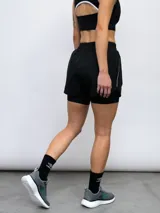 Short deportivo Umbro de color azul con calza interna incorporada. Cuenta con cintura elástica con cordón de ajuste, ribete reflectante y logo de la marca estampado en la pierna.