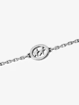 Pulsera de plata 925 con cadena fina y tres dijes ovalados con diseño de estrella calada.