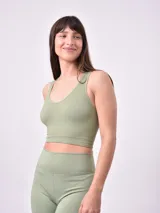 Top deportivo color verde salvia, de tejido acanalado, con escote en V y tirantes anchos.
