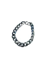 Pulsera de eslabones tipo cubana, fabricada en acero quirúrgico con acabado brillante y cierre de gancho.